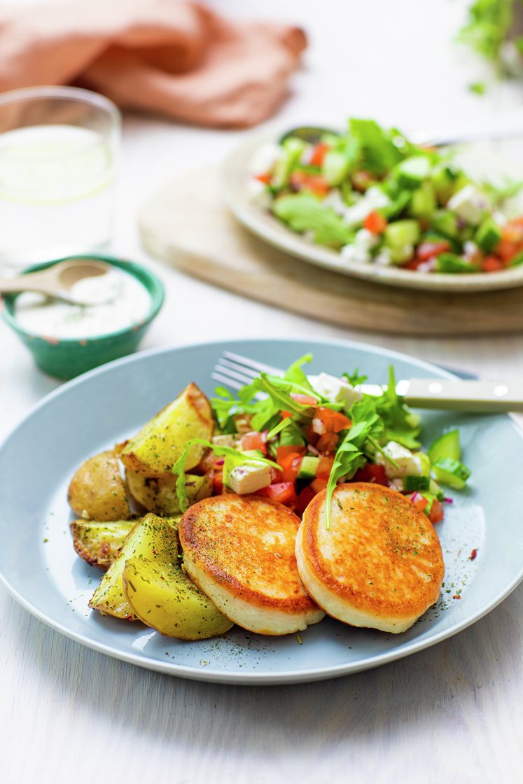 Pannestekte fiskekaker med gresk salat, potetbåter og urtedressing