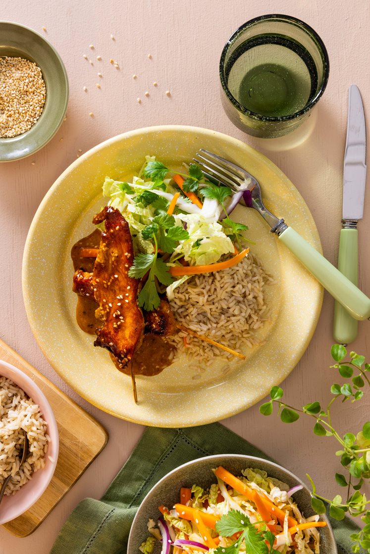 Kylling satay med fullkornsris og frisk kål- og gulrotsalat 