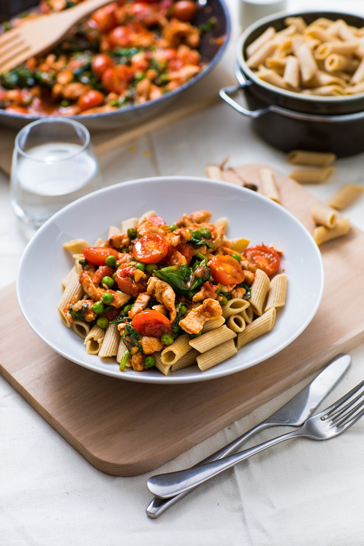 Kyllingpasta med cherrytomater, spinat og parmesan