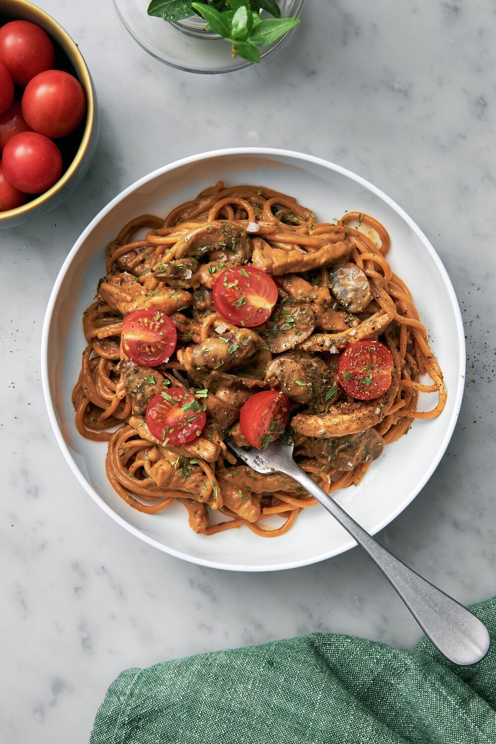 Gräddig spaghetti med champinjoner och marinerad fläskkotlett