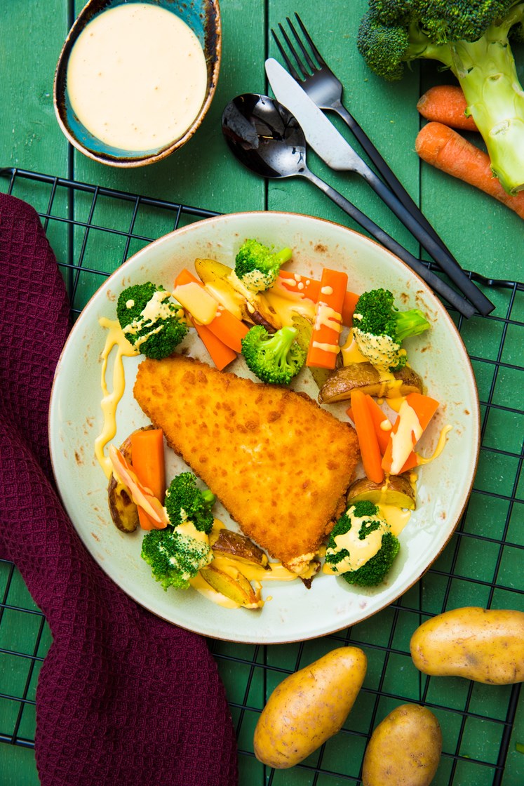 Sprøbakt torsk med bakte poteter, kokte grønnsaker og thaidressing