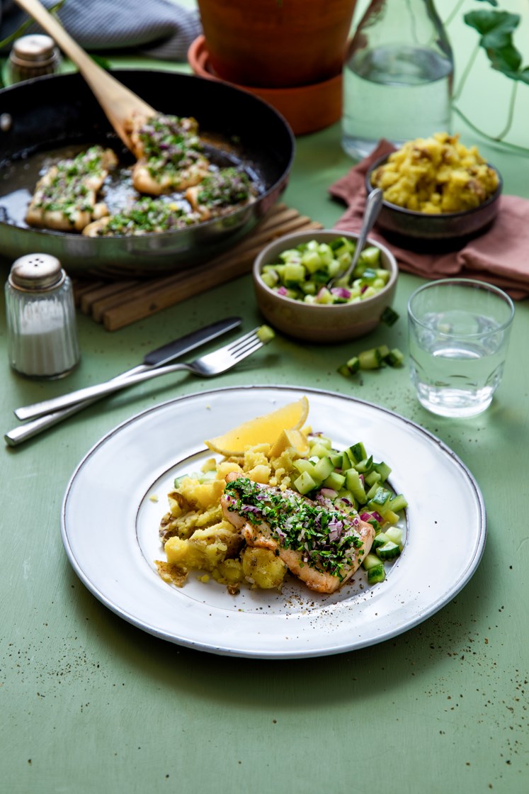 Persillestekt lysing med kokte poteter og agurk- og fennikelsalat