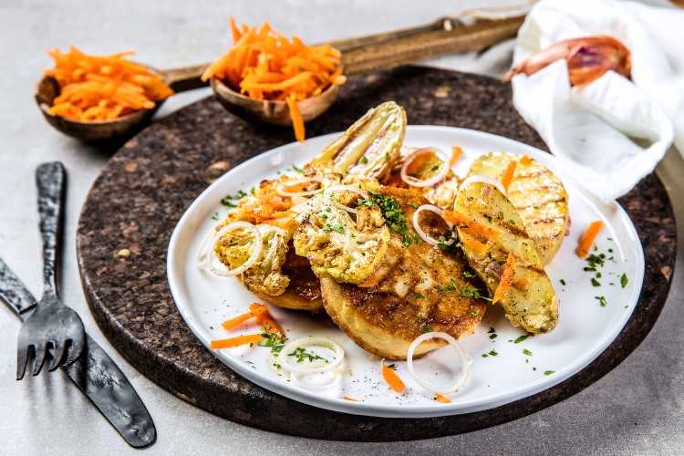 Fiskekaker med grillet potetsalat og blomkål