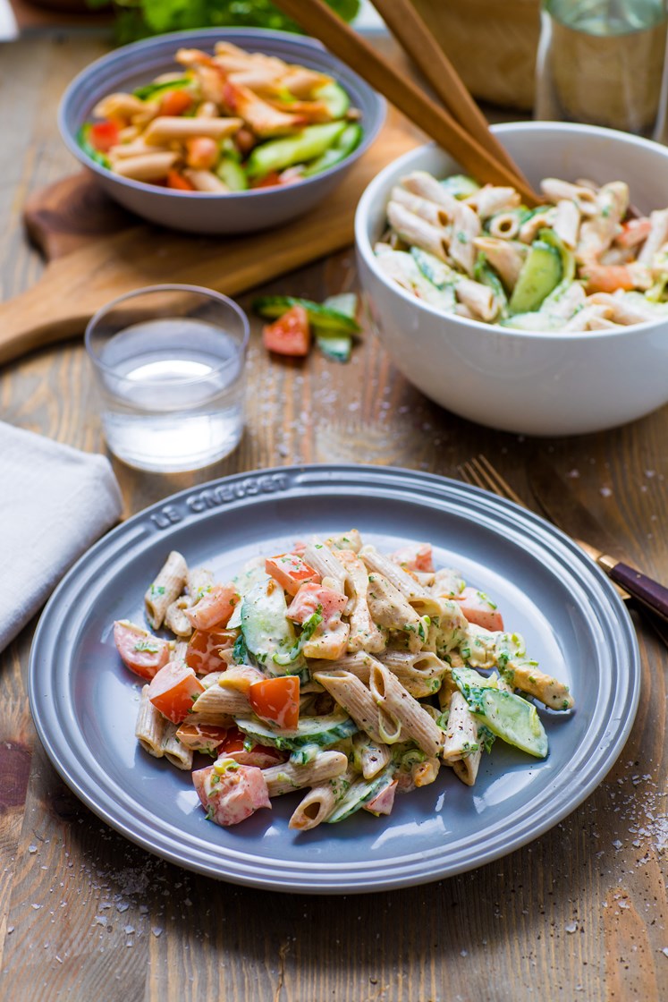 Pastasalat med kylling og estragon- og persilledressing