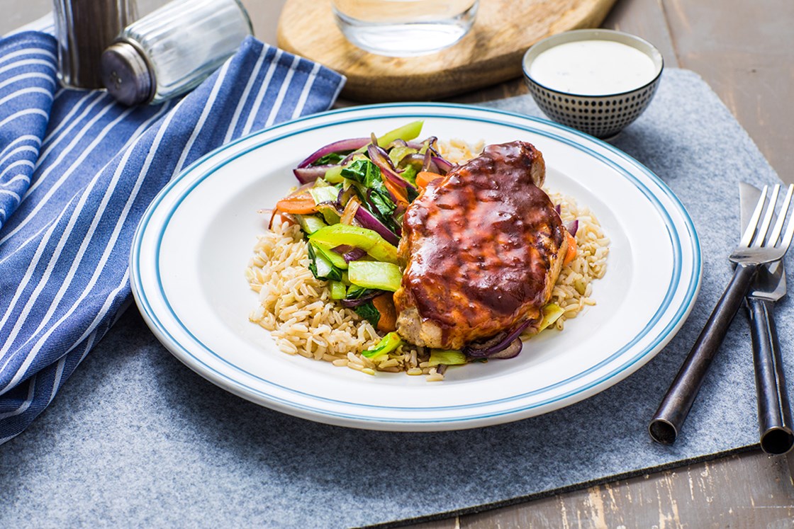Grillet og røkt svinekam med BBQ-saus og ris