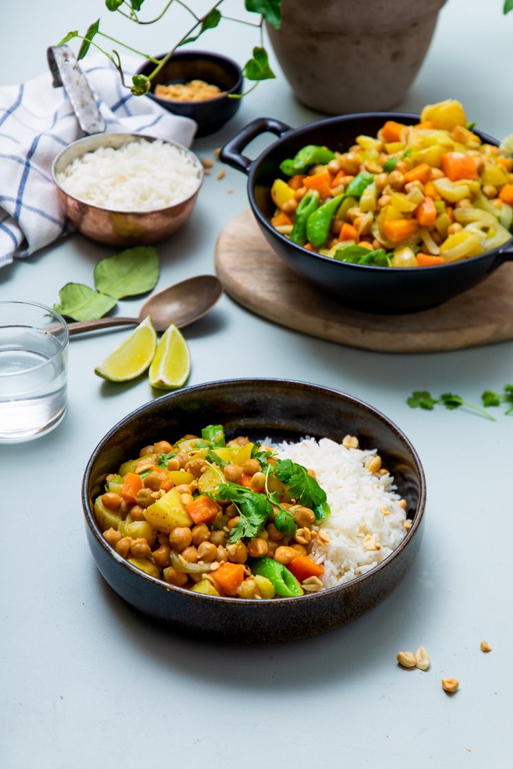 Vegetarcurry med kikerter og ris, toppet med koriander