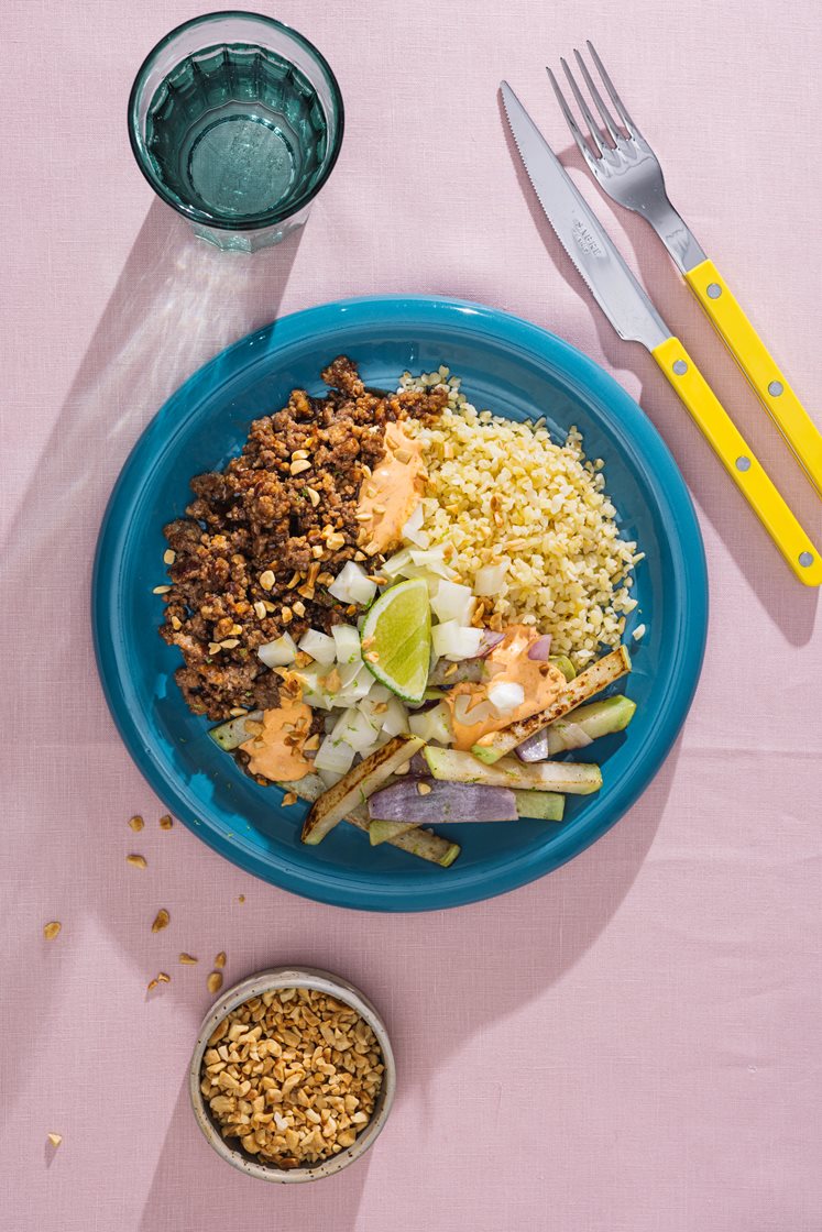Teriyakistegt svinekød med bulgur, glaskål og syltet fennikel