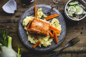 Ørret med gulrot, fennikel- og agurksalat, lett crème fraîche og potetmos