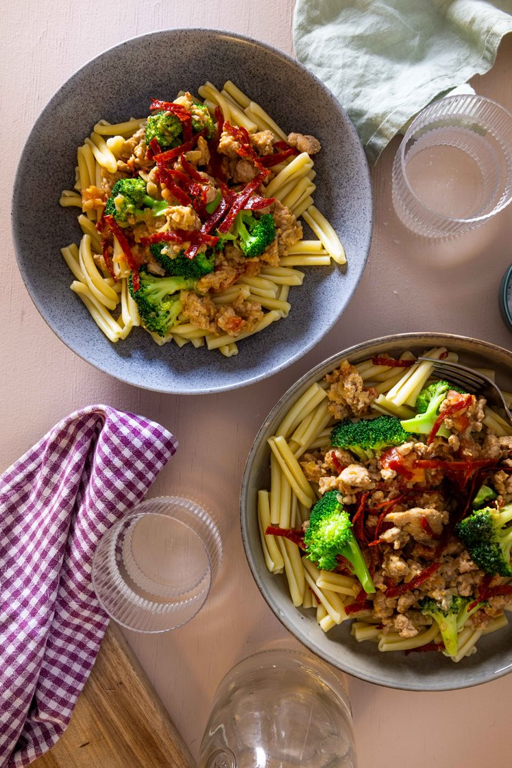 Kremet kyllingpasta med pepperoni, brokkoli og tomat