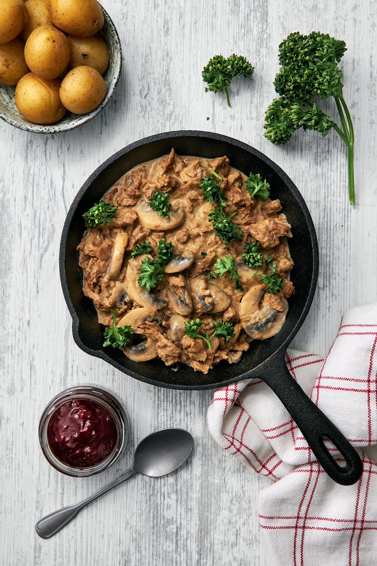 Vegansk svamppanna med potatis och rårörda lingon