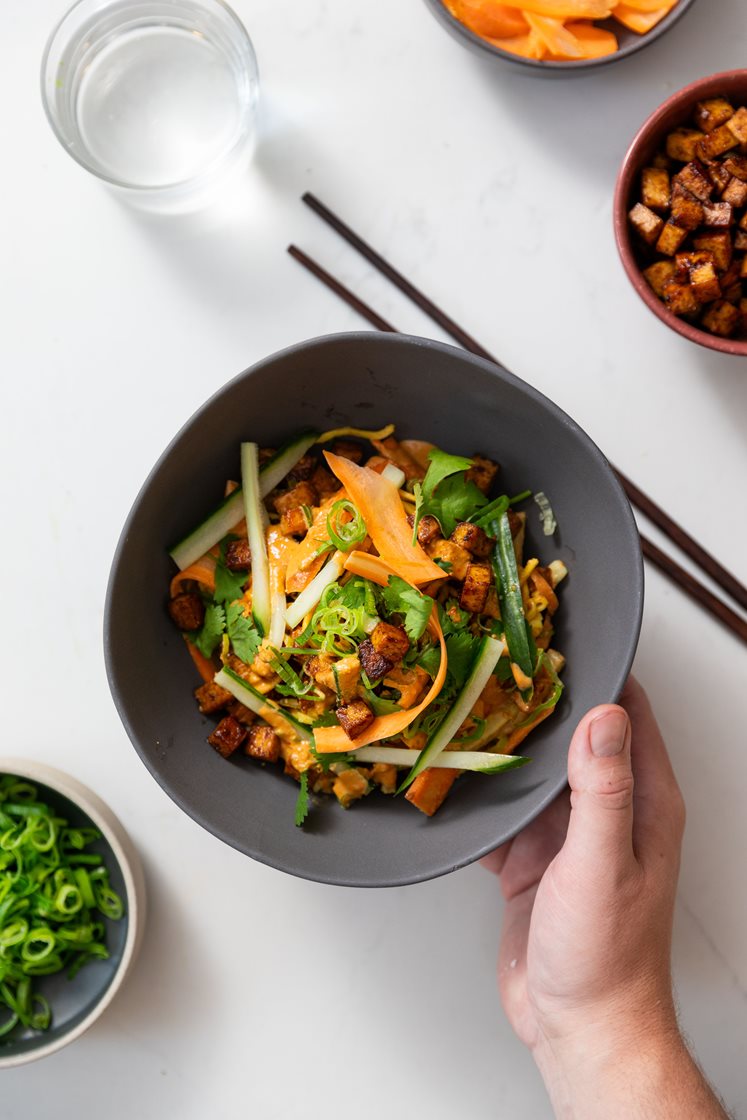 Hoisin-stegt tofu og nudler i krydret chili/peanutsauce
