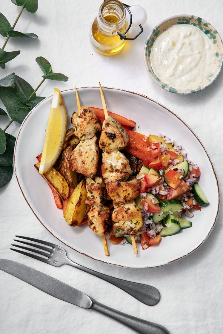 Vitlöksdoftande kycklingspett med rostade rotsaker och citronyoghurt