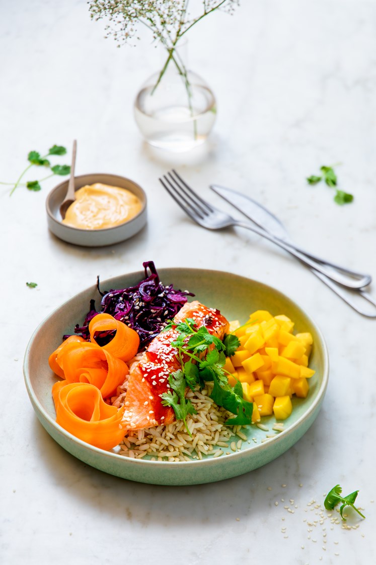 Bowl med teriyakibakt laks, frisk mango, syrlig rødkål og chilimajones 