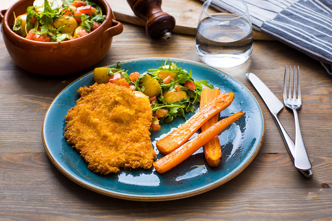 Hjemmelaget svineschnitzel med bakte gulrøtter og potetsalat