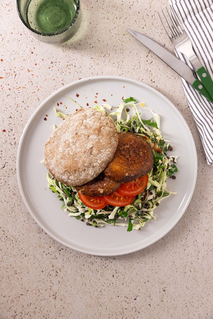 Grillet portobello-burger med spidskålssalat