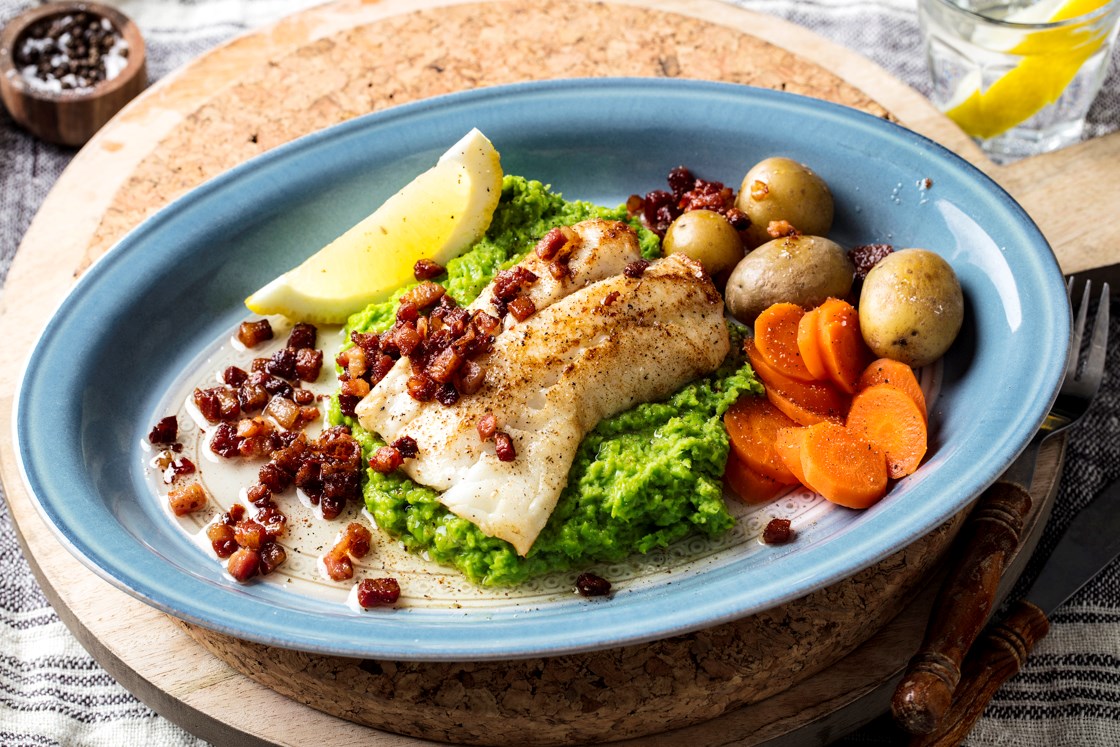 Stekt torsk med bacon, grønn ertepuré  og poteter