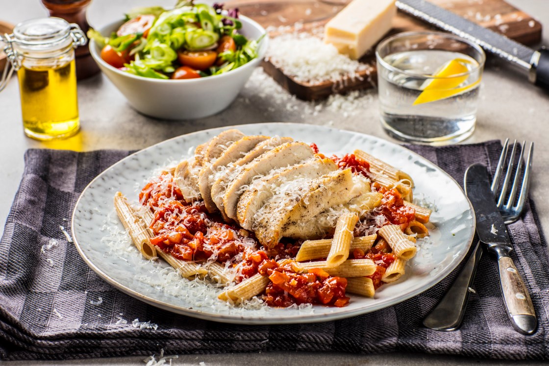 Kyllingfilet med pasta og mozzarella