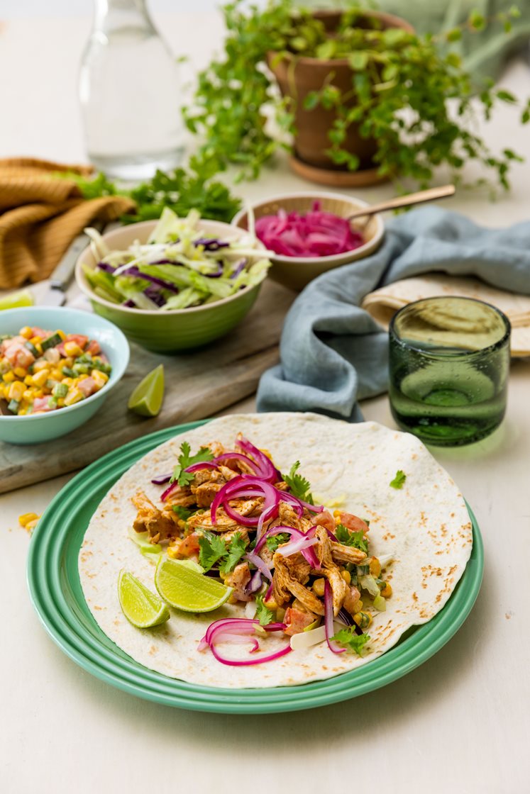 Kyllingetortilla med kål, rødløg og mexicansk majssalat