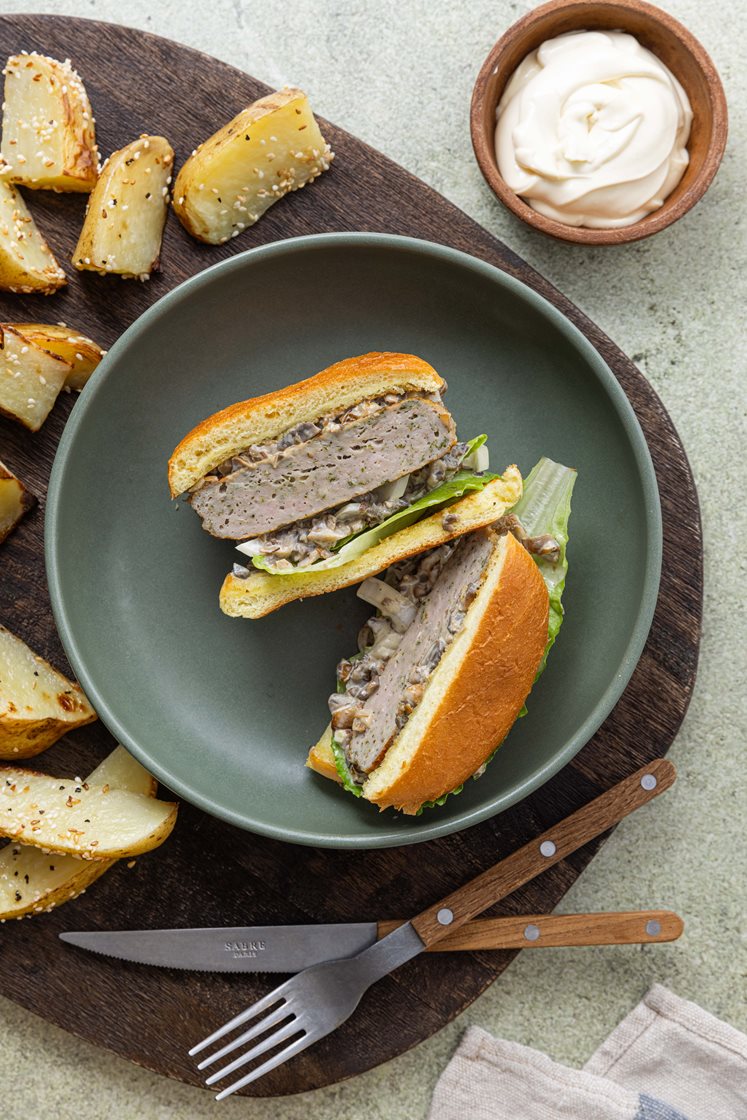 Kyllingeburger med svampe-remoulade og sesamkartofler