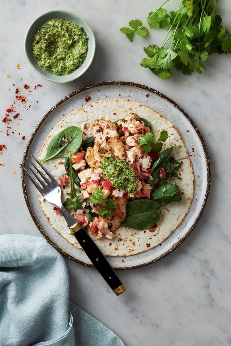 Italienske kyllingtacos med capresesalsa, koriander og mandelpesto