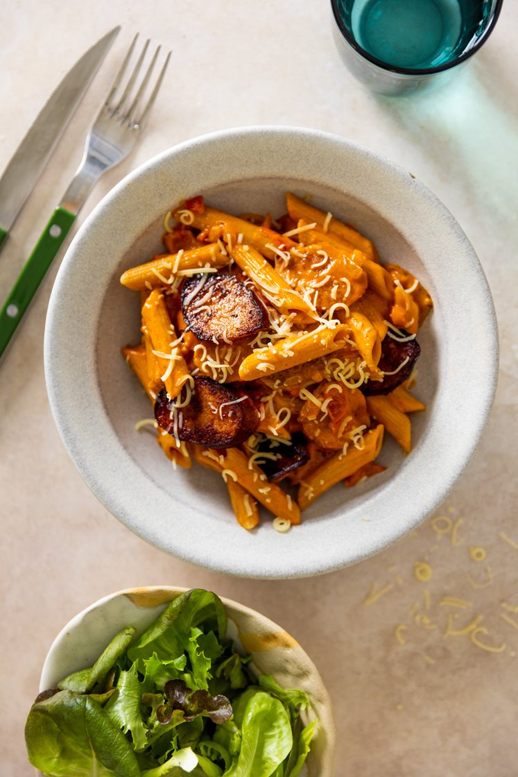 Pasta penne med kremet chorizosaus, servert med Grande Premium og tobladsalat