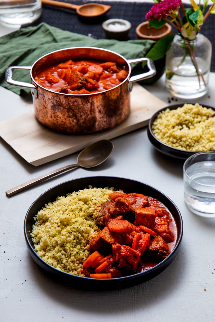 Mørkokt svinenakke i krydret tomatsaus med urtecouscous