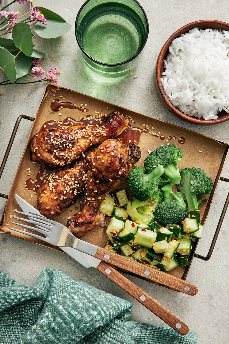 Sticky chicken drumsticks med grönsaker, ris och sesamfrön
