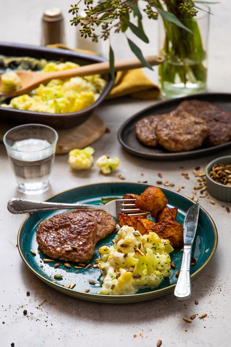 Karbonader med gratinert blomkål og krydderstekte poteter