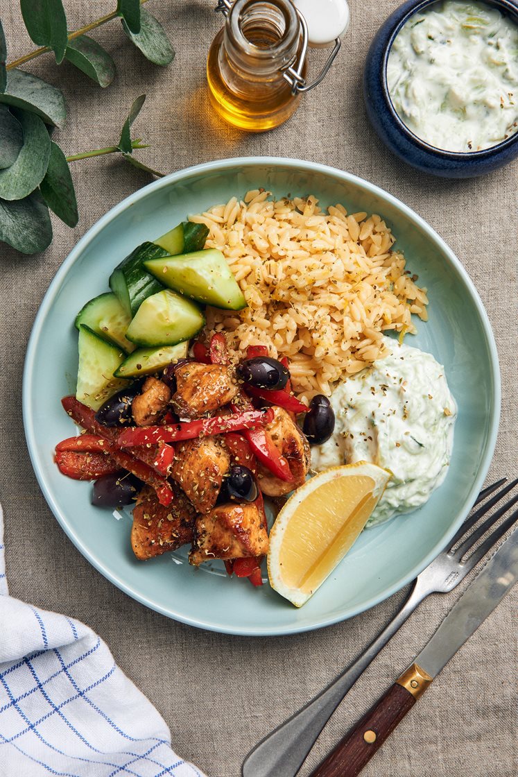 Grekisk kyckling med citronrisoni, oliver och tzatziki