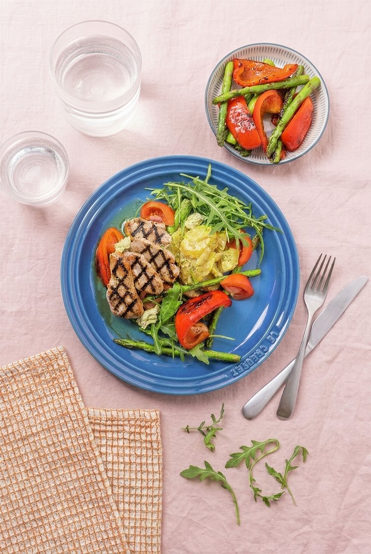 Grillet svinefilet med fransk potetsalat, asparges og kryddersmør