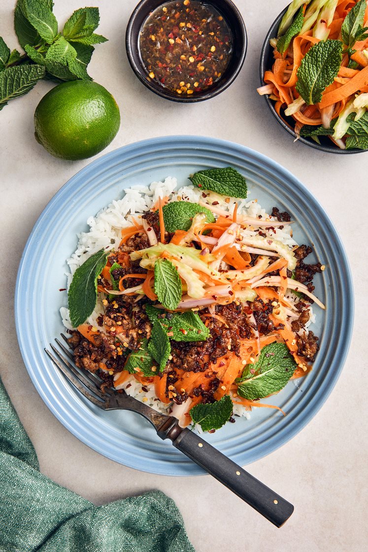 Vietnamesisk sallad med knaperstekt fläskfärs, mynta, selleri och chili 