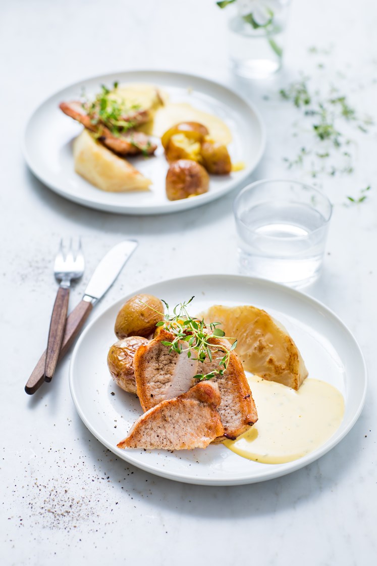 Smørstekt svinekam med ovnsbakt sellerirot, bearnéssaus og småpoteter
