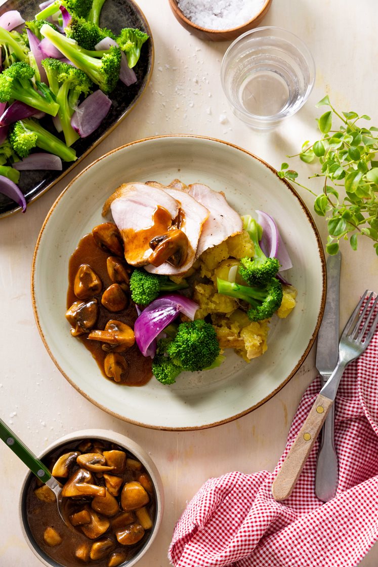 Svinefilet med grovknuste poteter, brokkoli og brun saus