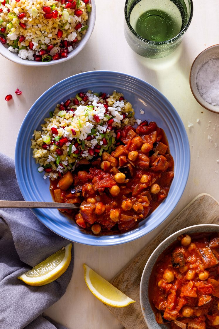 Spicy aubergine og kikerter med bulgursalat, granateple og skjørost