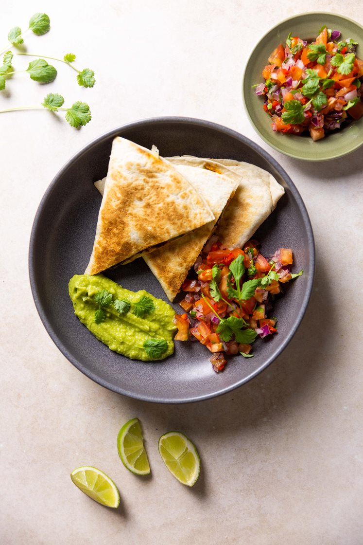 Quesadillas med svarte bønner og paprika, servert med tomatsalsa og avokadohummus