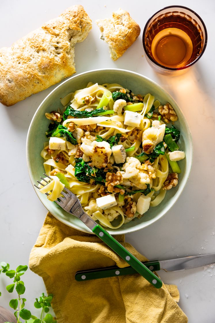 Frisk pasta med blomkål og spinat med blåskimmelost