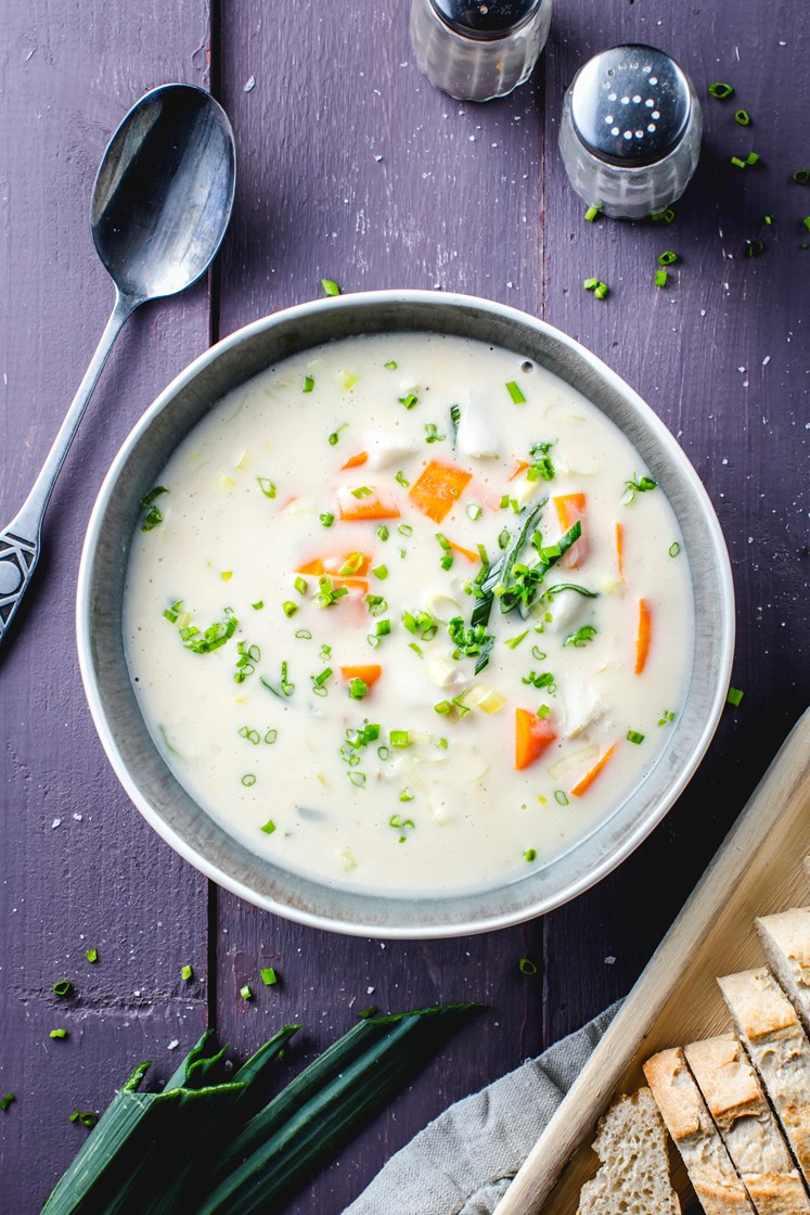Fiskesuppe med sei og grønnsaker servert med steinovnsbakte rundstykker