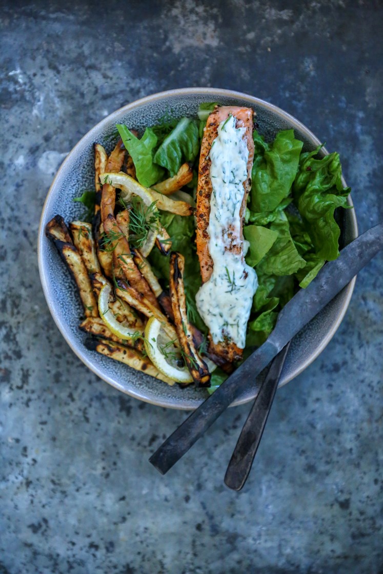 Stekt laks med sellerirotfries, grønn salat, sitron og aioli med dill 