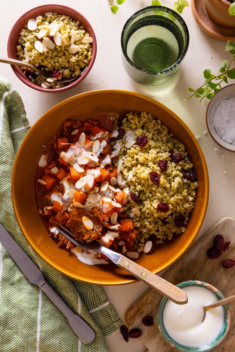 Marokkansk kyllinggryte med bulgur, mandler og yoghurt