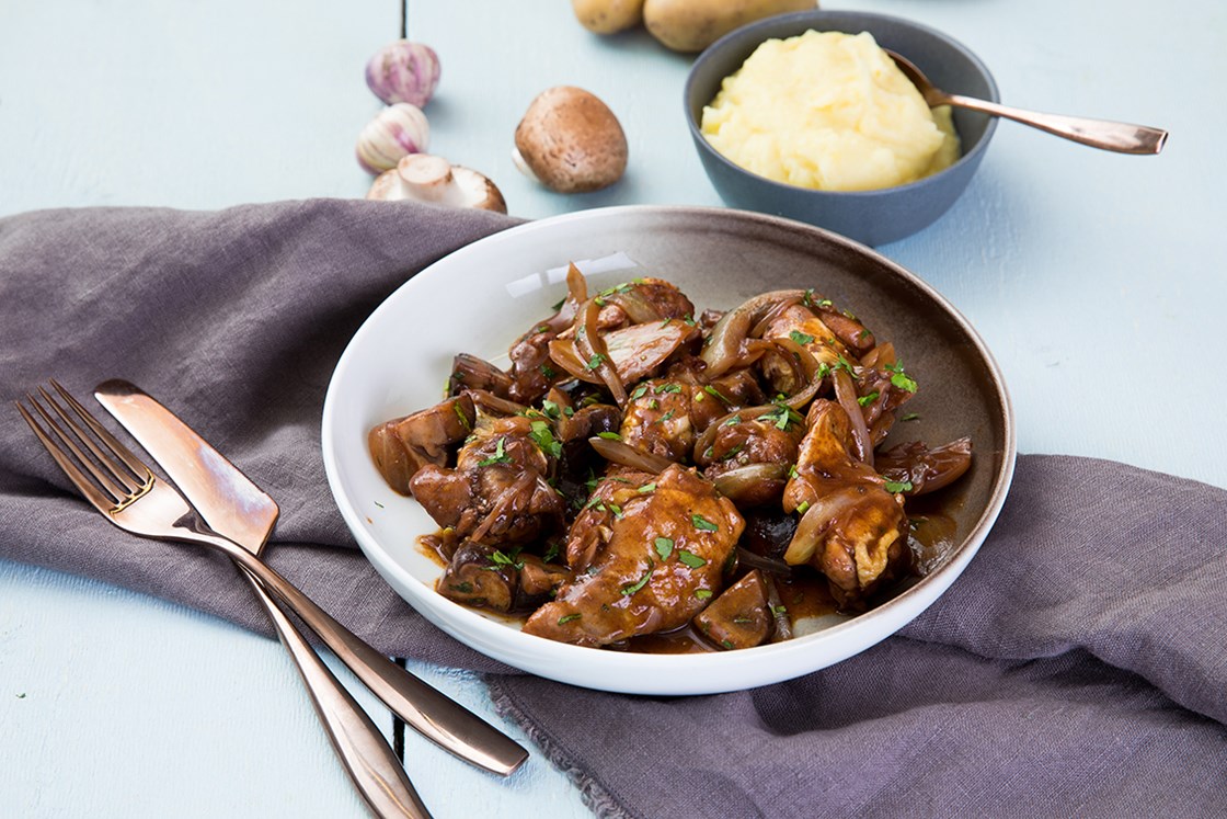 Coq au vin med aromasopp og potetkrem 