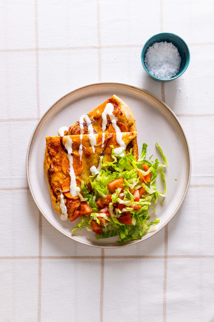 Fuldkornspizza med søde kartofler, røget chili og salat og hvidløgsdressing
