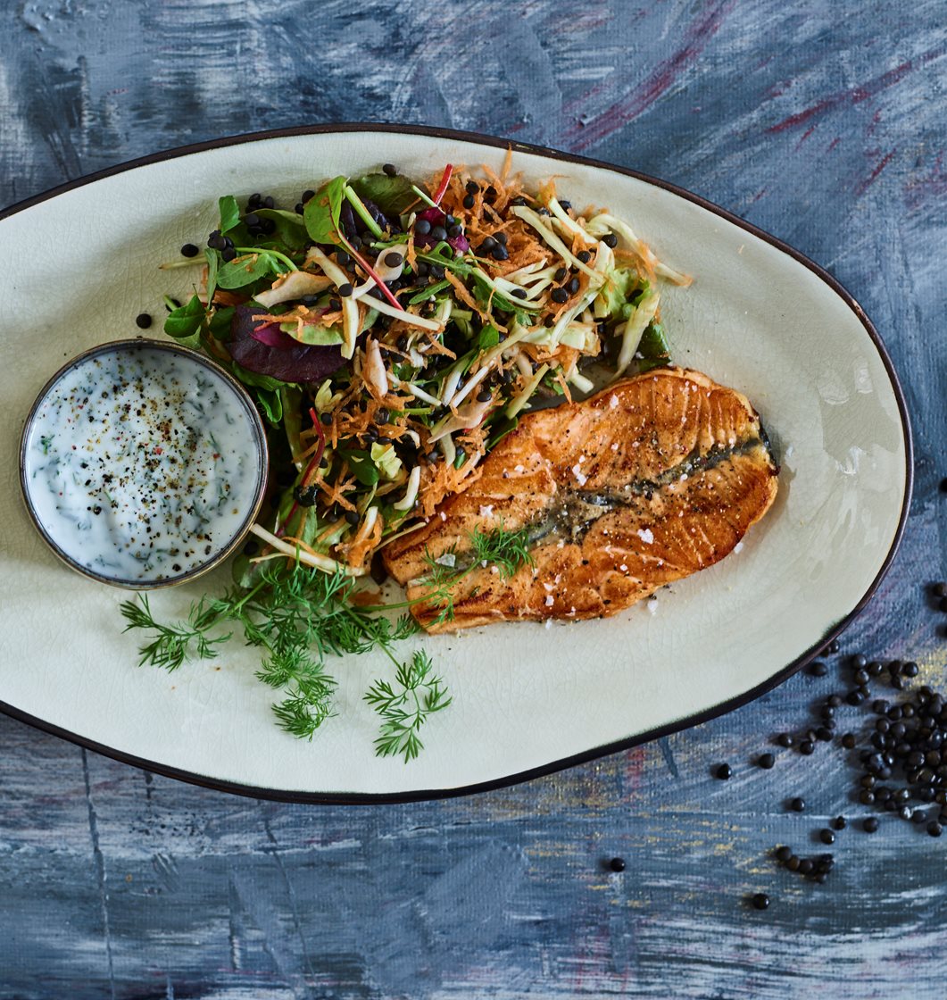 Stegt butterfly-laks med råkost salat og yoghurt dip
