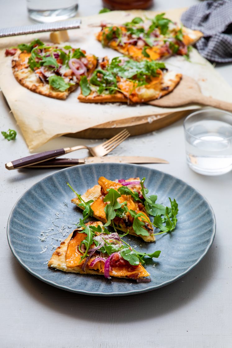 Steinovnsbakt pizza med ovnsbakt søtpotet, bacon og Grana Padano