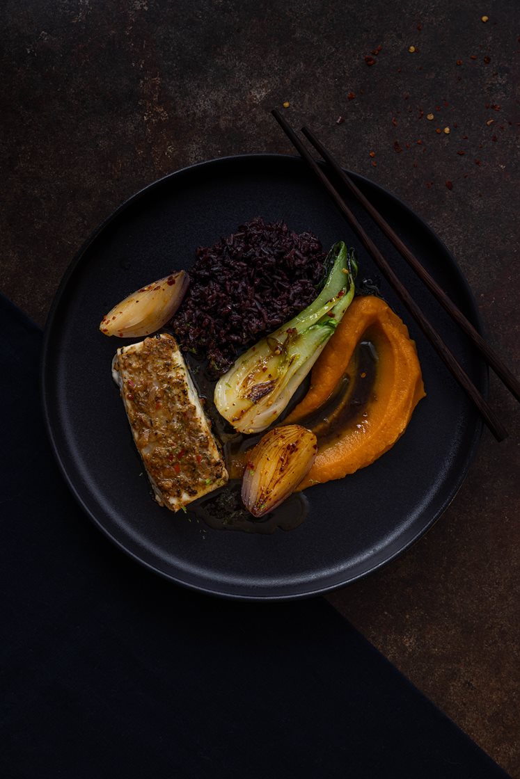 Kveite i asiatisk smørsaus med søtpoteturè, kokoskremet svart ris og spicy pak choy