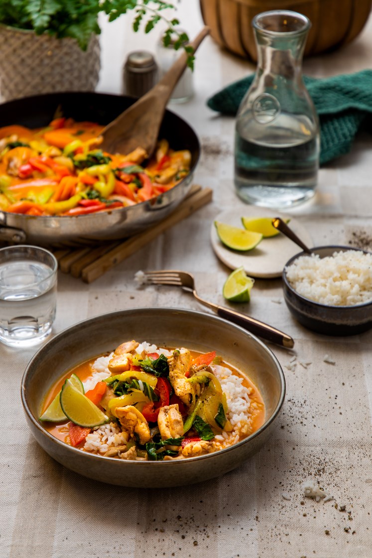Thai yellow curry med kyllingstrimler, jasminris og koriander