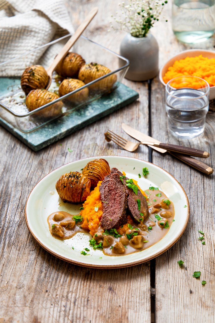 Ytrefilet av får med hasselbackpoteter, rotmos og steinsoppsaus