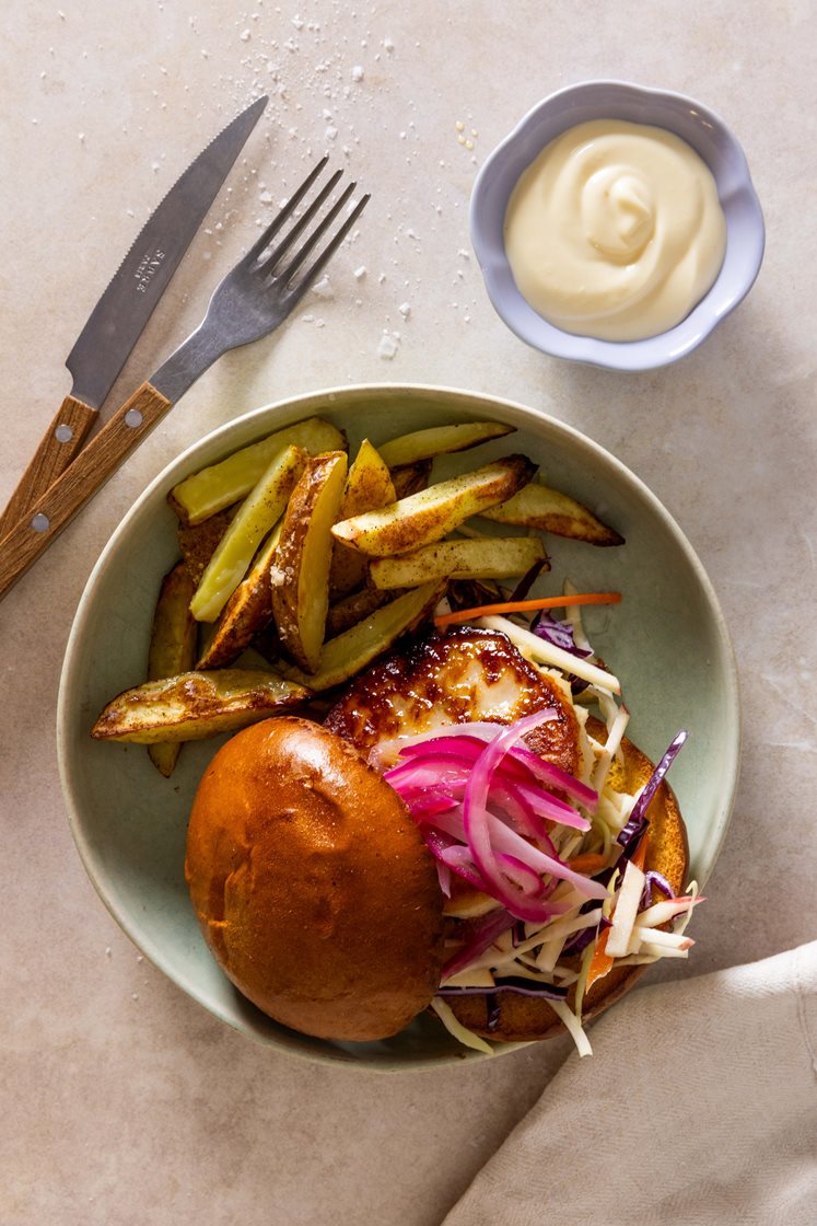 Fiskeburger med brioche, eple-coleslaw, syltet rødløk, potetfries og aïoli