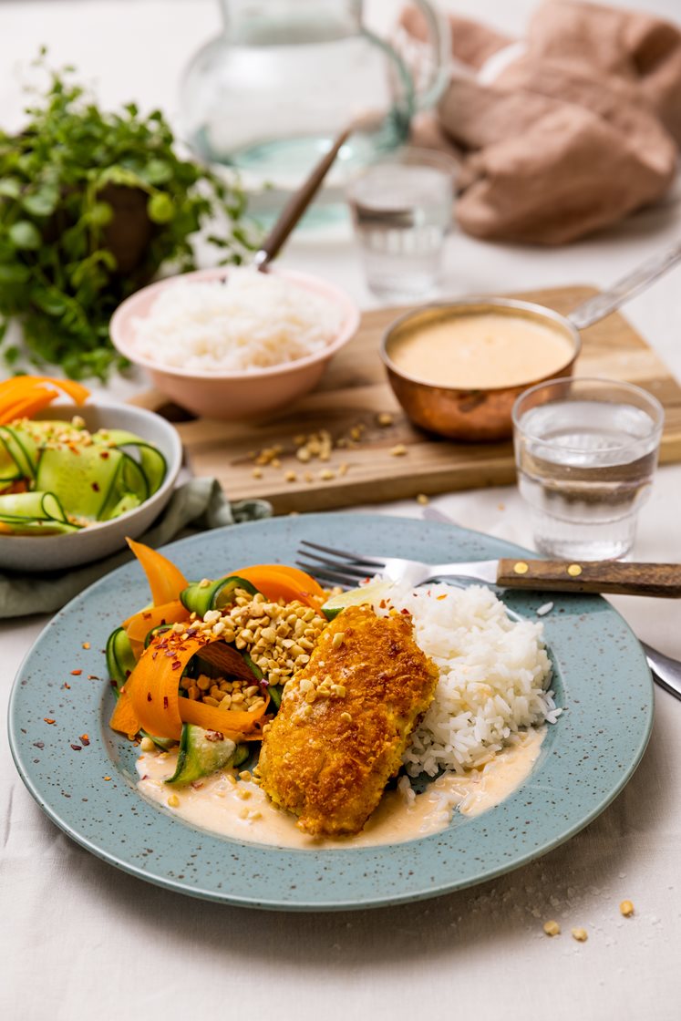 Hjemmepanert sei med sterk kokossaus og syrlig agurksalat 