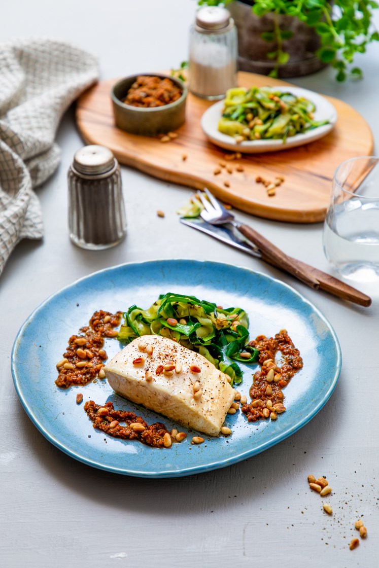 Posjert kveite med squashtagliatelle, ovnsbakte poteter og tomatpesto 