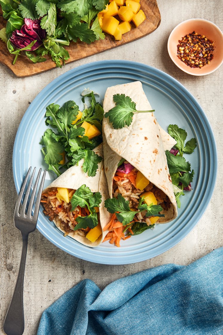 Vietnamesisk burrito med fläskfärs, koriander och mango 
